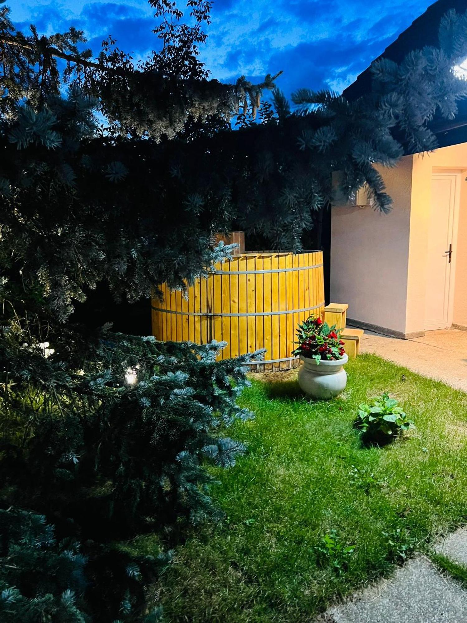 Evie'S Tree House Vila Dragomirna Exterior foto